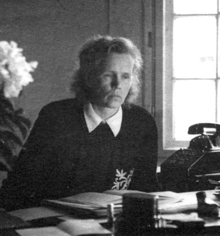 Aenne Saefkow, 1945 an ihrem Arbeitsplatz im Bezirksamt Berlin-Pankow